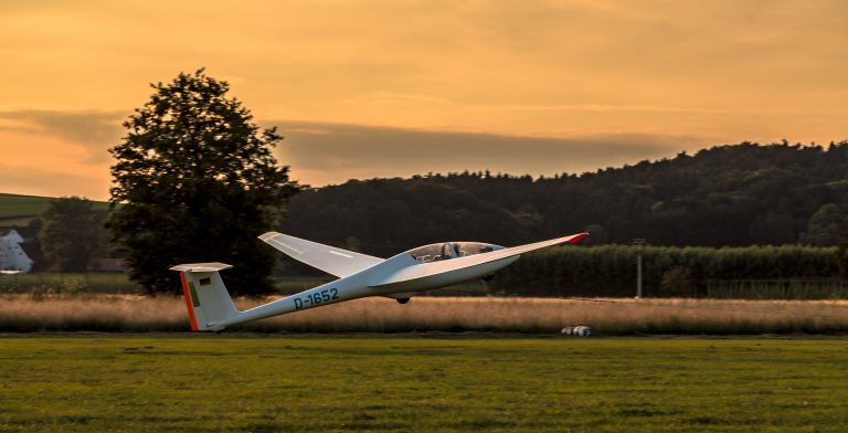 ASK21 Abheben Windenstart Segelflugzeug beim Windenstart kurz nach dem abheben.